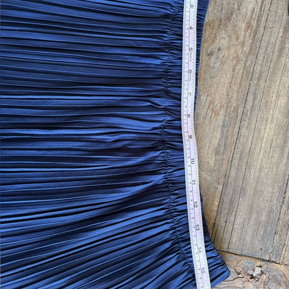 Uniqlo navy pleated midi skirt. Size large. - Picture 4 of 4